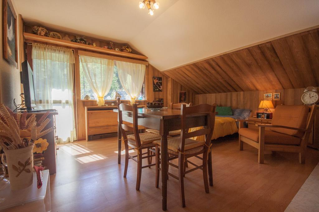 بيريوِل تْشيرفينيا Residence Petit Tibet الغرفة الصورة